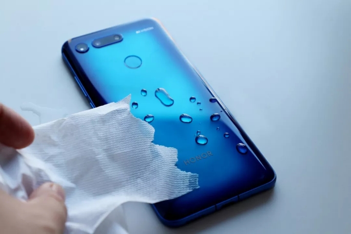 手机不谨慎进水了怎么办,华为手机进水教你一招20分钟复原