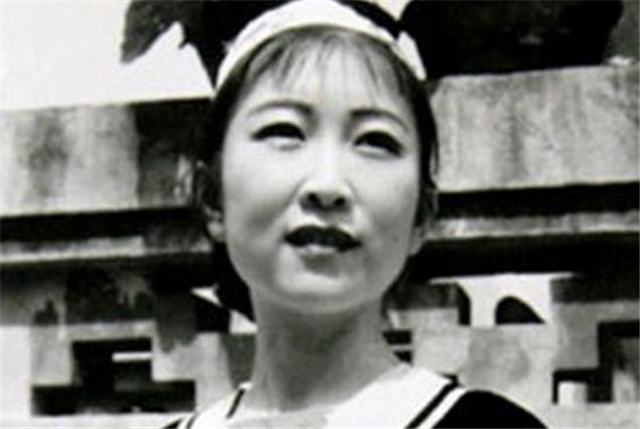 1990年，唐国强提出离婚，原配孙涛上吊自尽，曾被送往疯人院