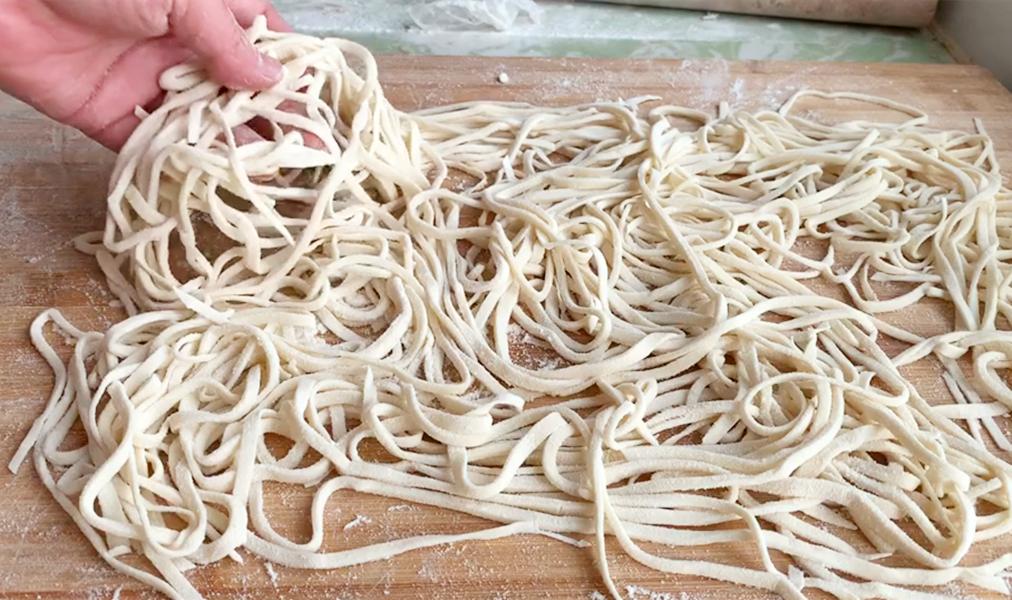 做手擀面用冷水还是热水和面不碎,做手擀面里面需要加鸡蛋吗