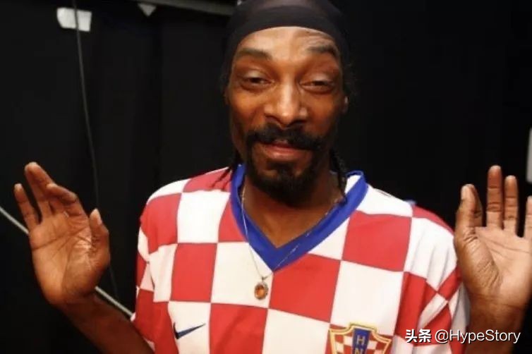 他是西海岸教父级的说唱歌手，也是足球圈最拽的球衣狂魔
