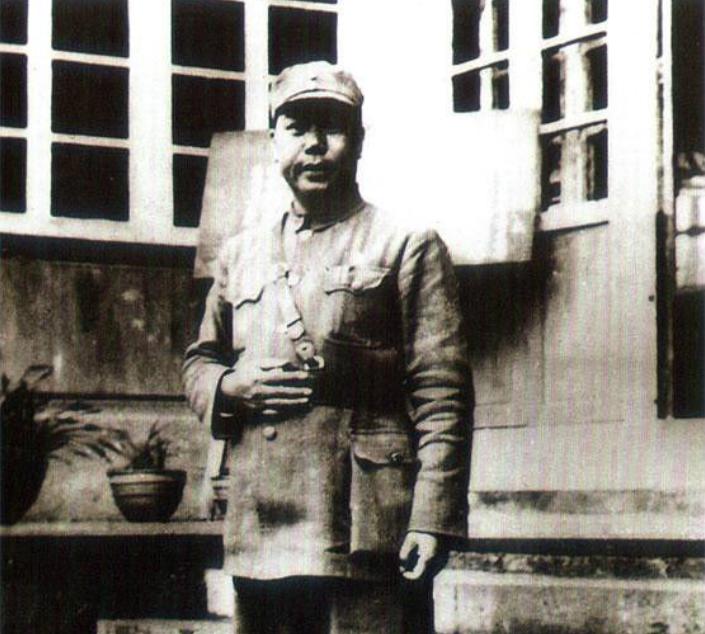 杀害闻一多的凶手，躲在成都开香烟店，因看报坐姿正直暴露被枪毙