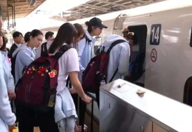 怕队员腿伸不开，国足又包机！网友怒了：女排姑娘大长腿不辛苦？