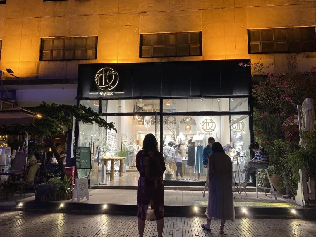 “当当......”快上车，成都的夜生活开始了