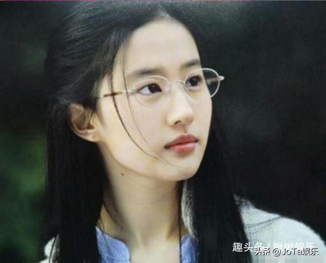 郑爽、刘诗诗、迪丽热巴等女星戴眼镜——这就是明星跟素人的差别