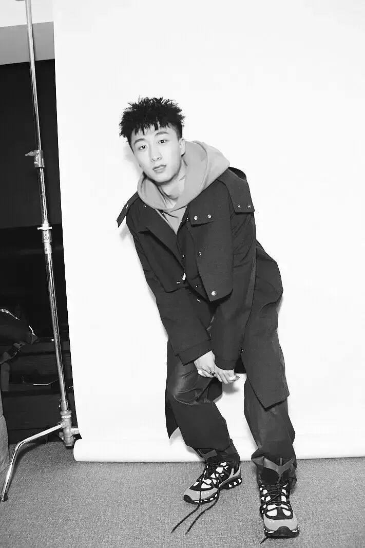 他是红花会的幕后“大管家”，音乐和生意做到了两开花