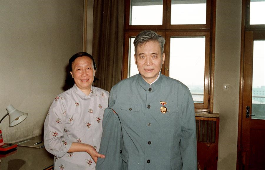 邓稼先受到核辐射后的医治,杨振宁问邓稼先原子弹