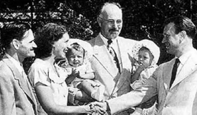 60岁拍裸照，惊艳T台，培养出身价200亿儿子：年龄从来不是问题