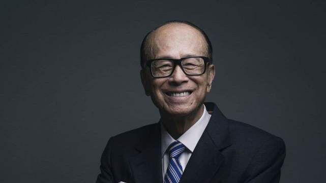 92岁李嘉诚坐11个小时飞机，只为买回84箱口罩，一个不留全部捐出