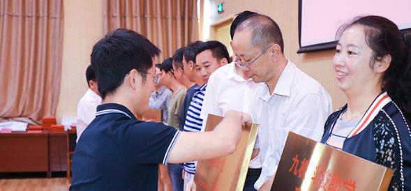 九机网为云大毕业生捐赠7000枚纪念章，科技助学项目即将开启