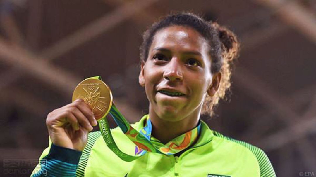 武汉军运会采访外国人,军运会中国军人观看