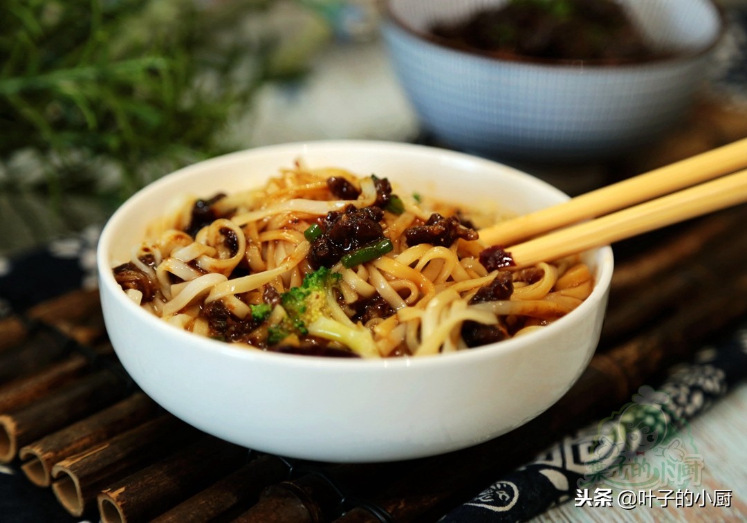 炸酱酱料的做法,炸酱葱家常做法