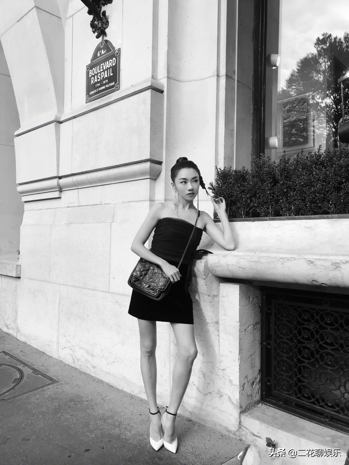 明星素质堪忧，郑恺前女友坐行李传送带摆拍，破坏秩序丝毫不在意