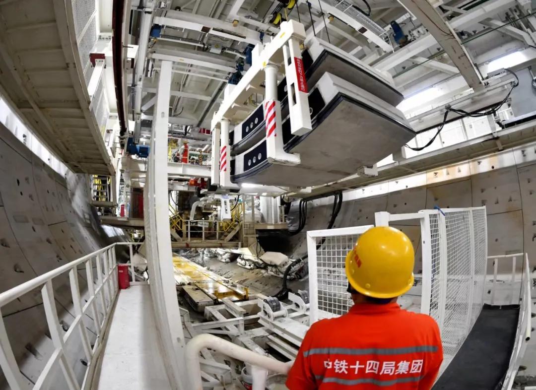 繁忙的他们，身上有光！