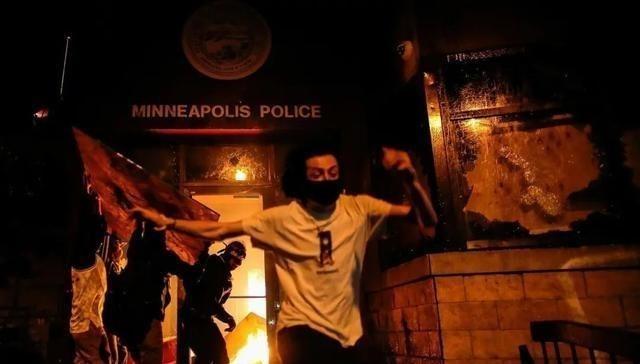 黑人被警察跪压事件升级！被杀之人竟是NBA名宿的“孪生兄弟”？