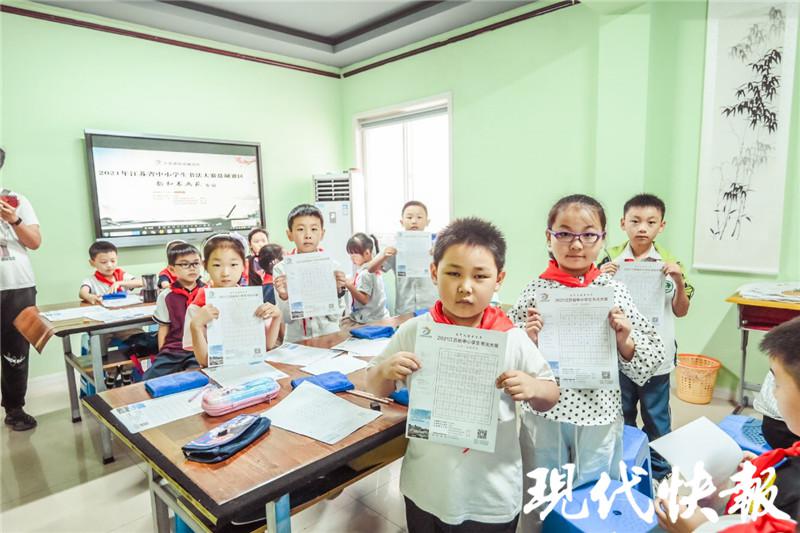 “足球小子”爱上练字，江苏中小学生书法大赛走进盐城韵和书画苑