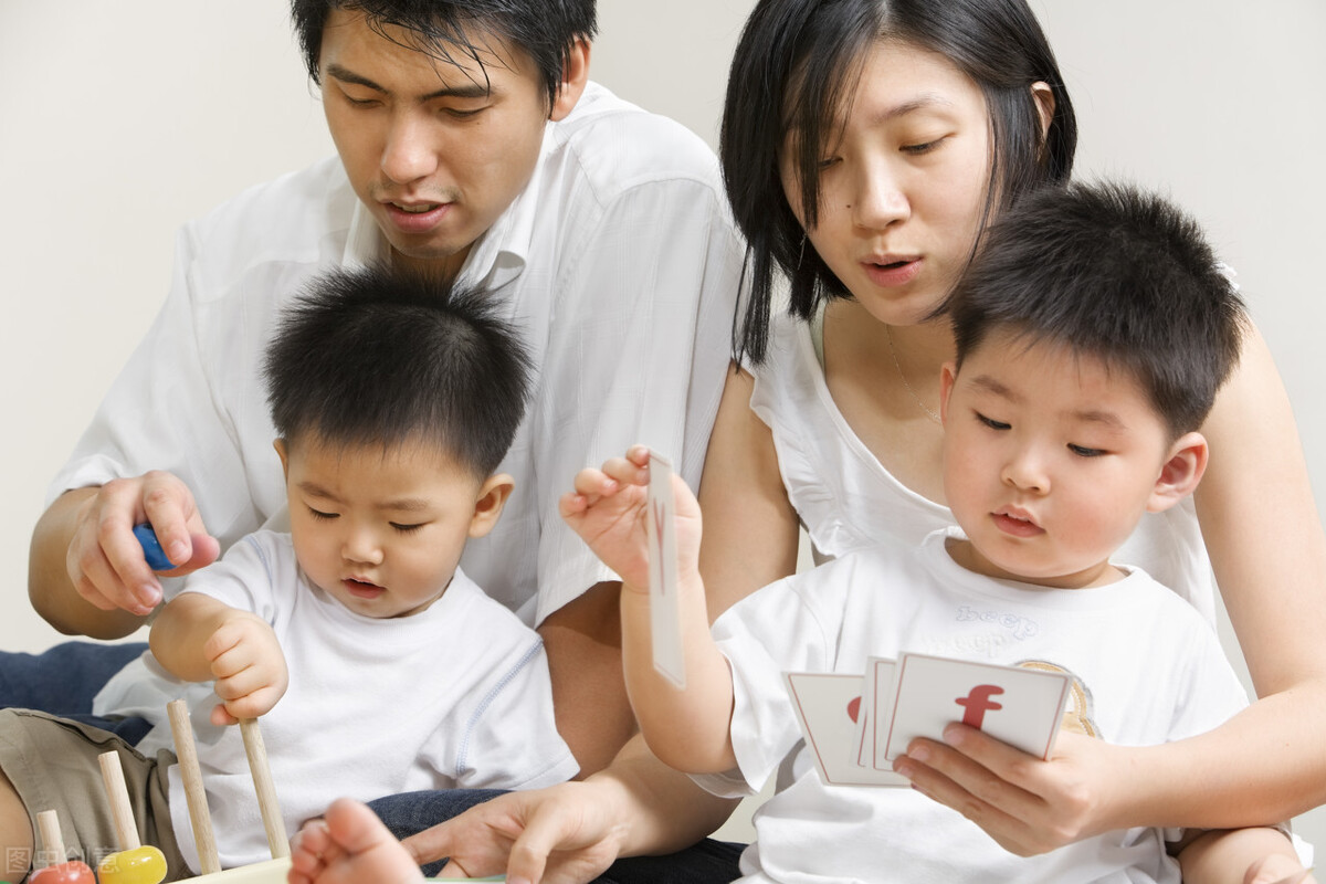 孩子闷闷不乐做什么都不好,孩子老是闷闷不乐不开心怎么回事