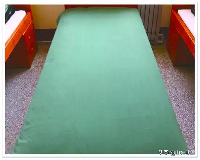 四折军被叠法小技巧,四折军被的叠法图