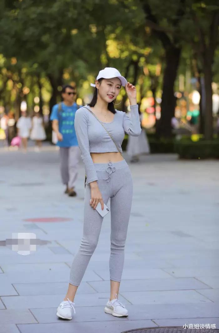 这才是秋装的代表，简约的休闲装，处处透露着年轻的气质