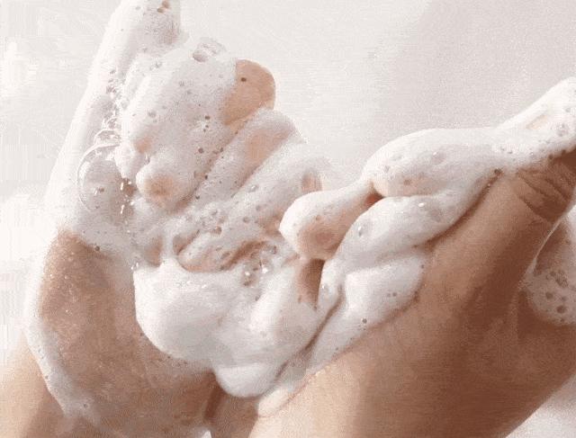 毛孔堵塞有黄色油脂,毛孔长黄色油脂粒