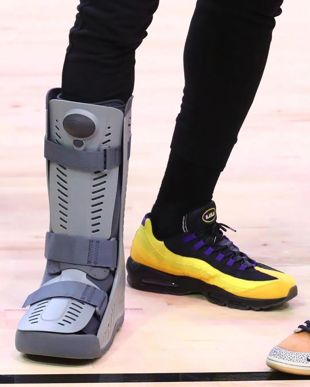 心疼！詹姆斯穿上厚重的护靴！湖人放弃场均5.4分3.2板中锋