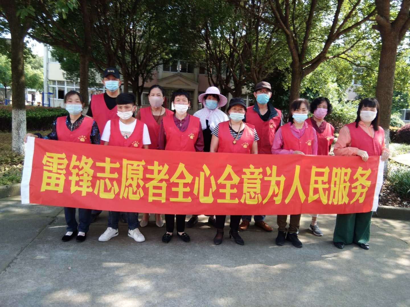 志愿者用爱温暖老人心,情暖社区老人献爱心志愿服务