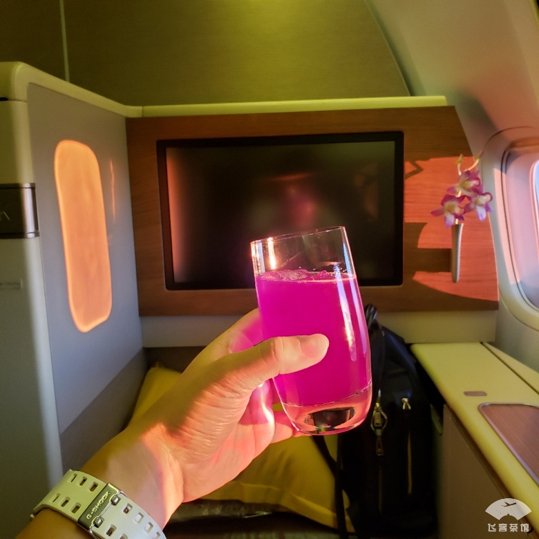 打卡泰航波音747头等舱，贴心空姐疯狂投喂，大龙虾鱼子酱吃到撑