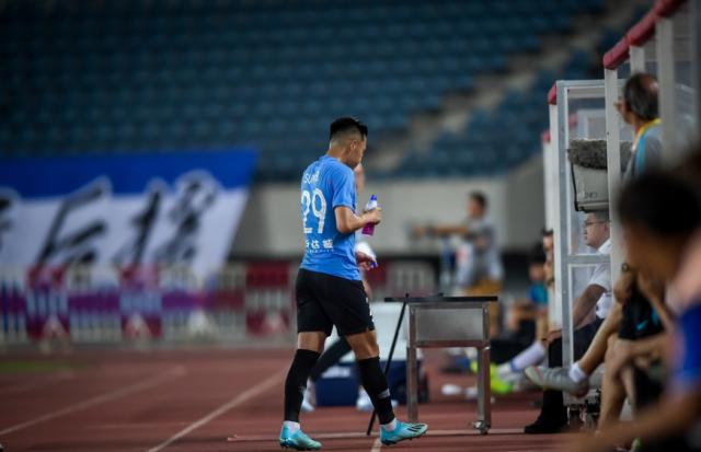 神仙打架！苏宁一方各轰2球，各收1张红牌，握手言和