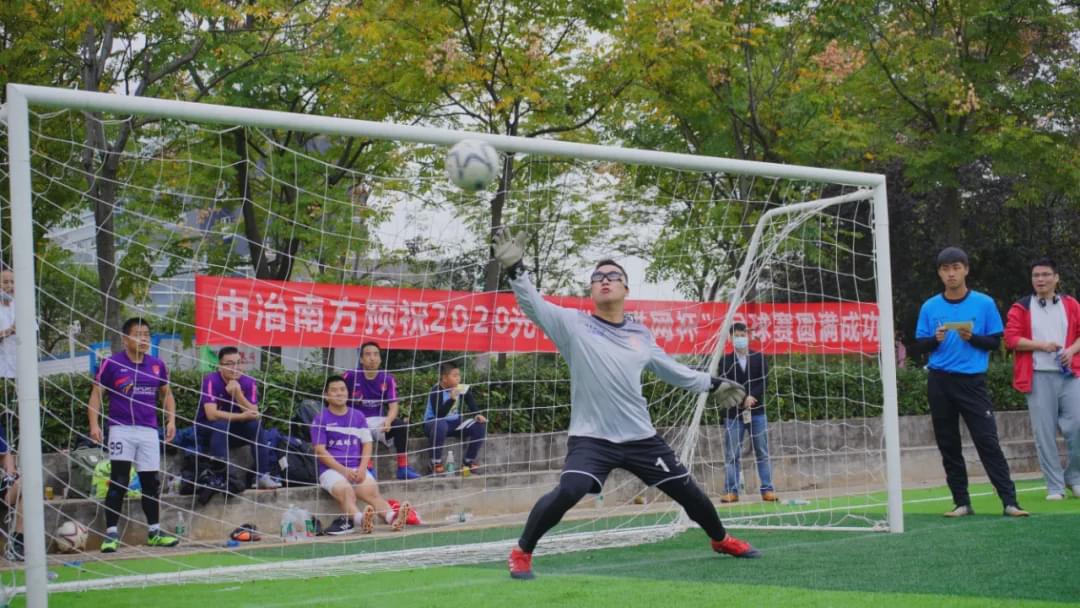 2020光谷“互联网杯”足球赛落幕，王开安会长为冠军颁奖