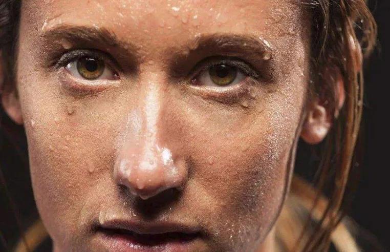 丹麦足球运动员心脏骤停,足球丹麦比赛突然猝死瞬间