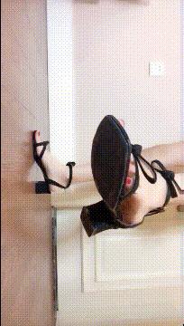 遛狗搞笑图片把主人鞋都追掉,遛狗被猫砸中