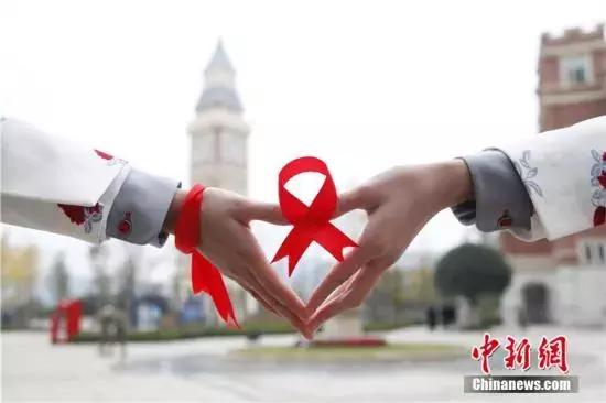 全国85万人报告感染艾滋病，这个因素是主要传播途径……
