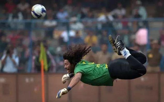 门将蝎子摆尾伊基塔把自己玩死,足球经典瞬间