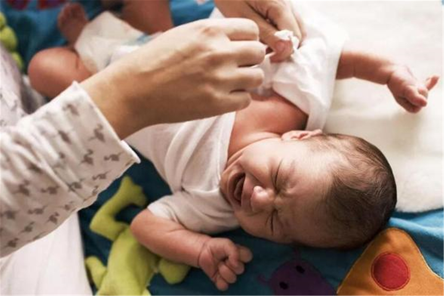 满月的小孩晚上哭得厉害怎么回事,满月婴儿出门回来后哭得撕心裂肺