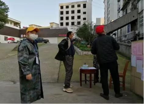 战疫志愿者坚守一线,抗击疫情志愿者守村口