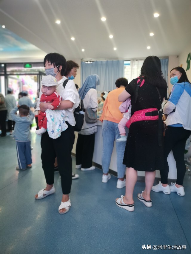 小孩晚上睡觉打嗝吐怎么回事,宝宝晚上睡觉突然吐怎么回事