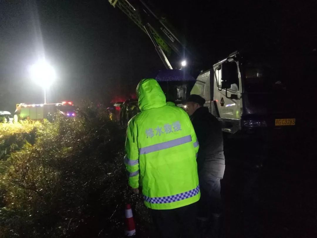 男子隐瞒真实身份被女朋友发现,男子隐瞒身份给女子开车