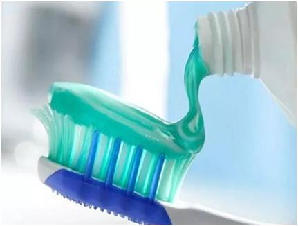 怎样才能去除运动鞋白边上的树汁,运动鞋白边脏刷不掉怎么洗