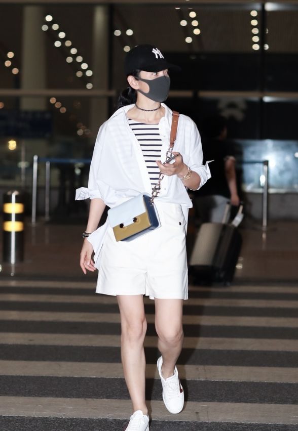 李冰冰穿同款气场竟藏不住,李冰冰黑色绕颈礼裙完美曲线