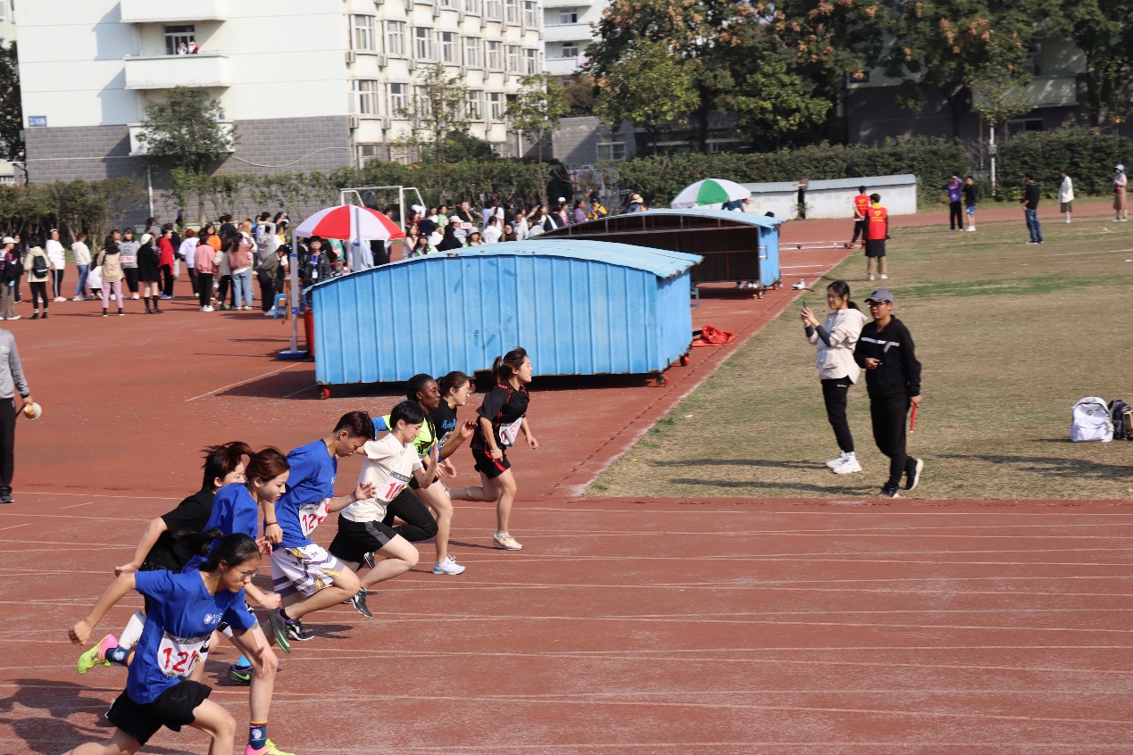田径运动员在学校比赛,男子团体女子团体比赛