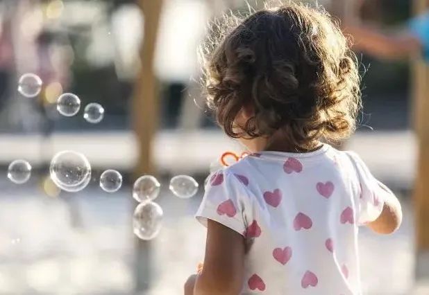 一个小孩儿肚子里有15颗磁力珠,儿童肚子里面有颗磁力珠