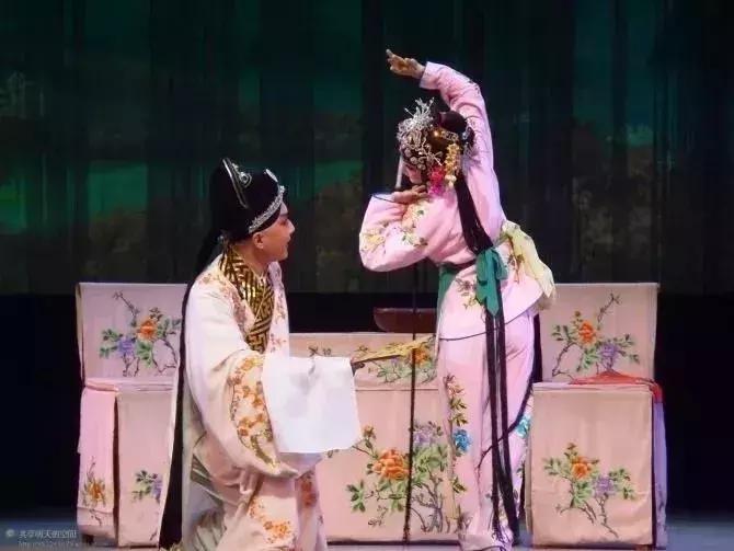 戏曲女艺人穿高跟鞋过程,戏曲上穿的鞋子