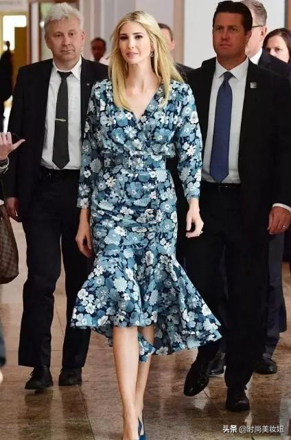 伊万卡最新亮相穿得太少女了 (伊万卡穿吊带紧身裙出席活动照片)