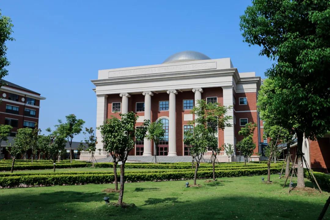 为了孩子上学一家人搬到郊区,为了进好的学校迁户口值得吗