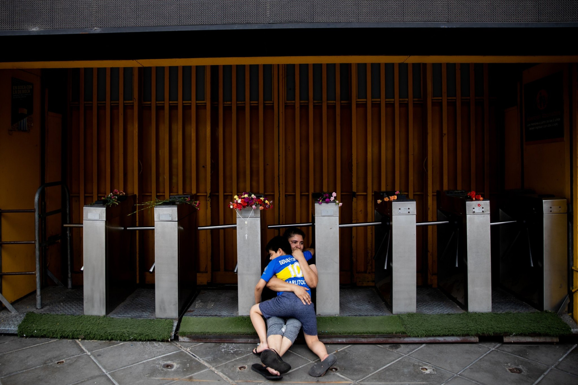 泪目向天下母亲致敬,怀念马拉多纳绿茵场上再无英雄