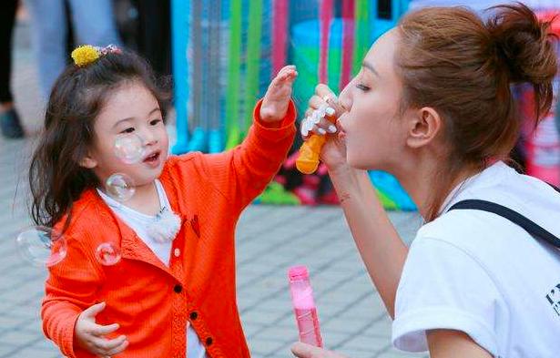 郑希怡女儿近照曝光,郑希怡女儿高级脸