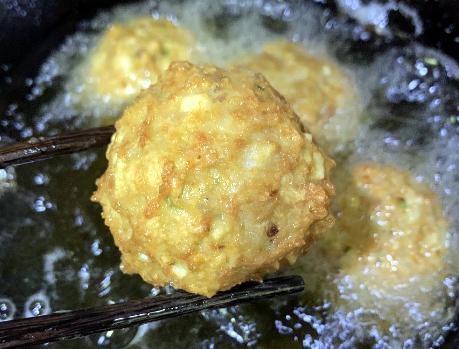 红烧狮子头怎么做才能酥脆,红烧狮子头丸子能不能添加土豆