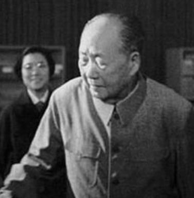 周总理最后2年，体重61斤平均40天一场手术，临终前苦等发妻