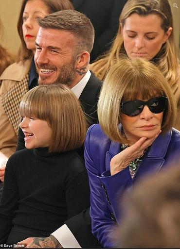 贝嫂单手抱小七的图片,贝嫂带小七走秀