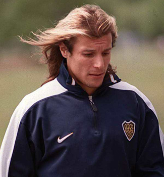 他被誉“风之子”，曾效力两支死敌，与马拉多纳上演“世纪之吻”