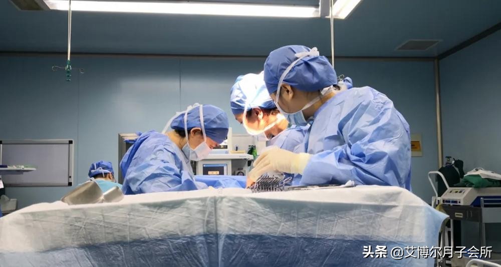 赞！突发急性胎儿宫内窘迫，艾博尔医生用手托起胎头直到手术室